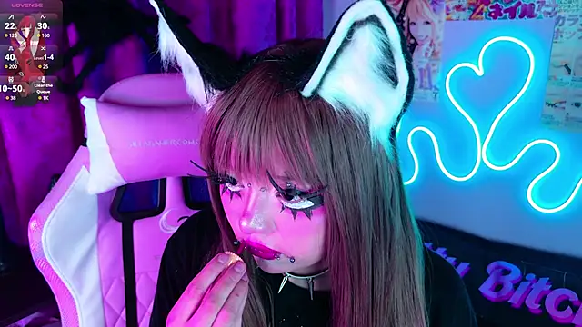 Snapshot of LaytonBox chatting on March 3, 2025, 6:26 am LaytonBox online show from March 3, 2025, 6:26 am