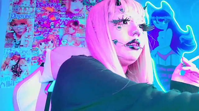 Snapshot of LaytonBox chatting on March 10, 2025, 8:26 am LaytonBox online show from March 10, 2025, 8:26 am