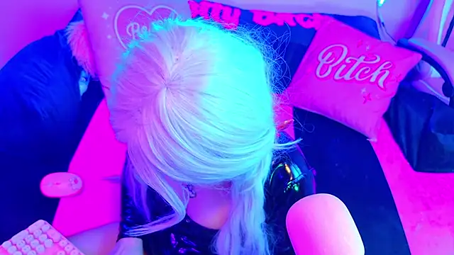 Snapshot of LaytonBox chatting on March 16, 2025, 6:09 am LaytonBox online show from March 16, 2025, 6:09 am