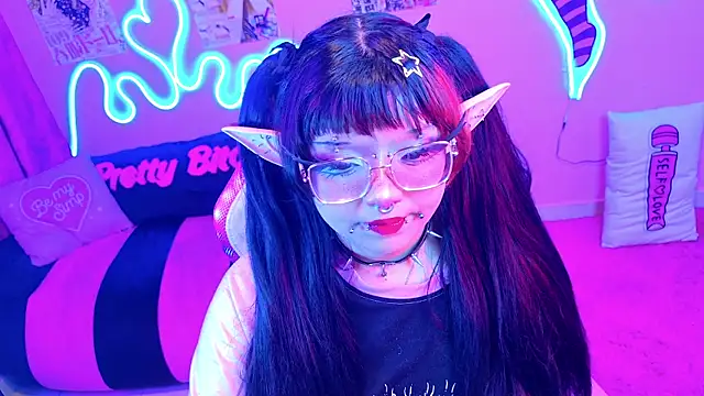 Snapshot of LaytonBox chatting on March 22, 2025, 1:43 am LaytonBox online show from March 22, 2025, 1:43 am