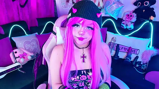 Snapshot of LaytonBox chatting on September 14, 2025, 1:32 pm LaytonBox online show from September 14, 2025, 1:32 pm