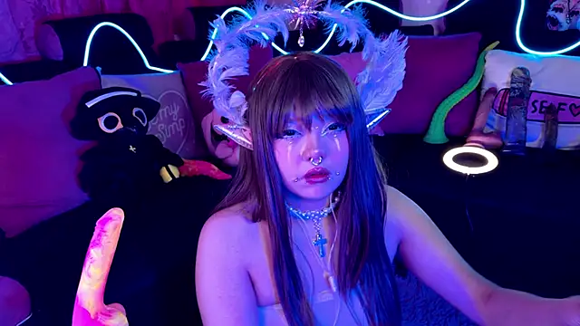 Snapshot of LaytonBox chatting on September 21, 2025, 1:57 pm LaytonBox online show from September 21, 2025, 1:57 pm