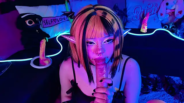 Snapshot of LaytonBox chatting on September 23, 2025, 1:47 pm LaytonBox online show from September 23, 2025, 1:47 pm