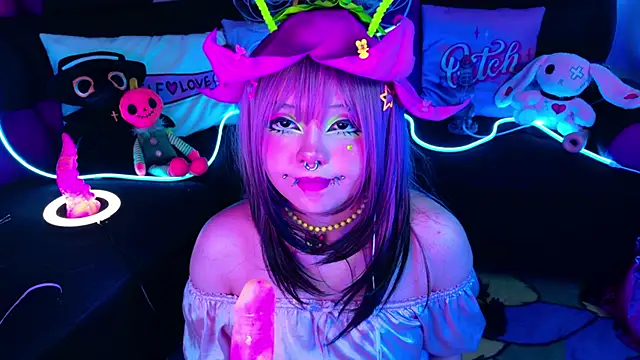 Snapshot of LaytonBox chatting on October 3, 2025, 1:41 pm LaytonBox online show from October 3, 2025, 1:41 pm