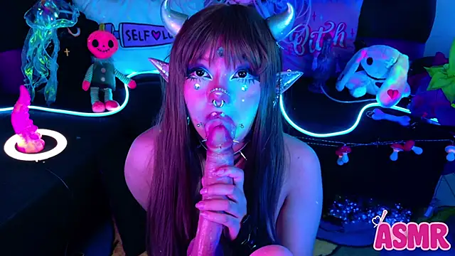 Snapshot of LaytonBox chatting on October 6, 2025, 2:58 pm LaytonBox online show from October 6, 2025, 2:58 pm