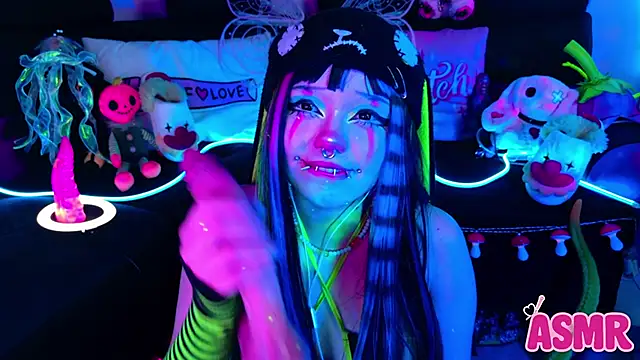 Snapshot of LaytonBox chatting on October 7, 2025, 2:03 pm LaytonBox online show from October 7, 2025, 2:03 pm