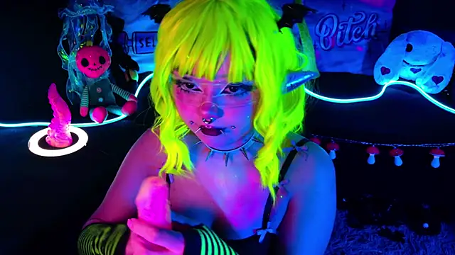 Snapshot of LaytonBox chatting on October 10, 2025, 1:32 pm LaytonBox online show from October 10, 2025, 1:32 pm