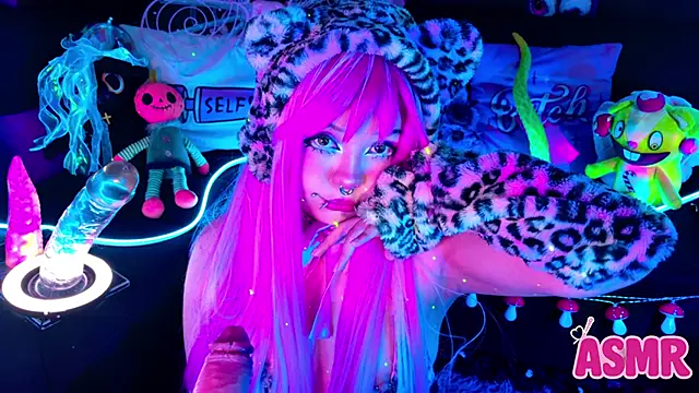 Snapshot of LaytonBox chatting on October 11, 2025, 1:53 pm LaytonBox online show from October 11, 2025, 1:53 pm