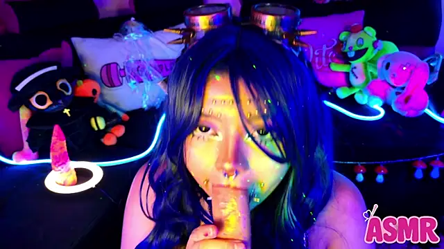 Snapshot of LaytonBox chatting on October 25, 2025, 2:24 pm LaytonBox online show from October 25, 2025, 2:24 pm