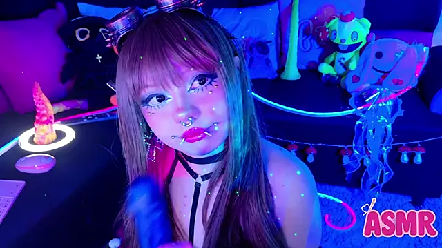 Snapshot of LaytonBox chatting on November 2, 2025, 1:13 pm LaytonBox online show from November 2, 2025, 1:13 pm