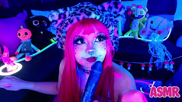 Snapshot of LaytonBox chatting on November 4, 2025, 1:43 pm LaytonBox online show from November 4, 2025, 1:43 pm