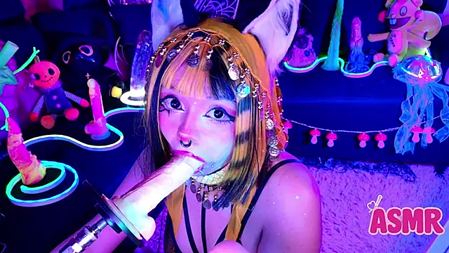 Snapshot of LaytonBox chatting on November 9, 2025, 2:26 pm LaytonBox online show from November 9, 2025, 2:26 pm