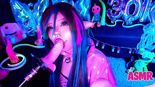 Snapshot of LaytonBox chatting on November 14, 2025, 1:21 pm LaytonBox online show from November 14, 2025, 1:21 pm