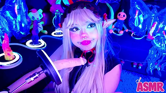 Snapshot of LaytonBox chatting on November 16, 2025, 4:45 pm LaytonBox online show from November 16, 2025, 4:45 pm