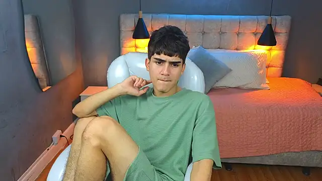 Snapshot of Tommy18__ chatting on March 9, 2025, 9:57 am Tommy18 online show from March 9, 2025, 9:57 am