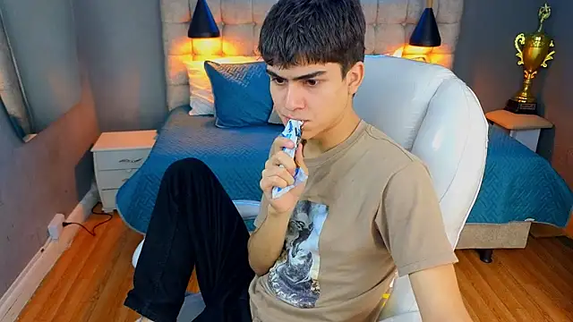 Snapshot of Tommy18__ chatting on March 18, 2025, 4:37 am Tommy18 online show from March 18, 2025, 4:37 am