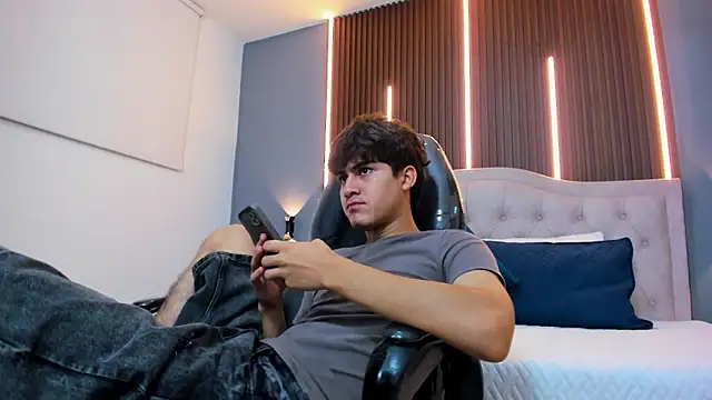 Tommy18   online show from December 17, 2025, 3:34 am