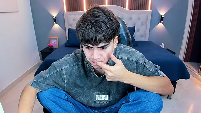 Snapshot of Tommy18__ chatting on April 19, 2026, 3:39 am Tommy18 online show from April 19, 2026, 3:39 am