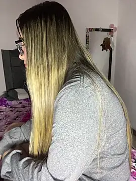 Snapshot of LunaShine_ chatting on September 23, 2025, 12:46 am LunaShine online show from September 23, 2025, 12:46 am