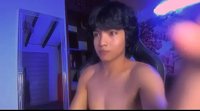 AllanYong18 online show from January 12, 2025, 4:00 am