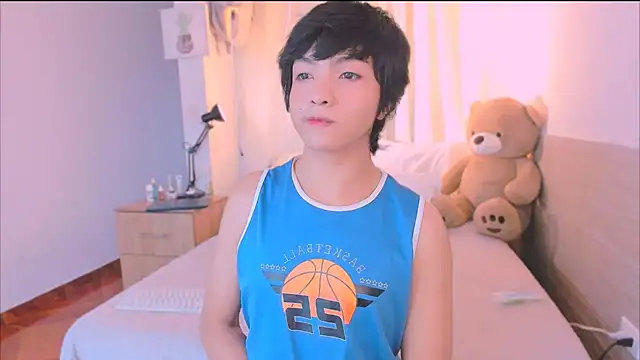 AllanYong18 online show from October 12, 2025, 9:14 pm