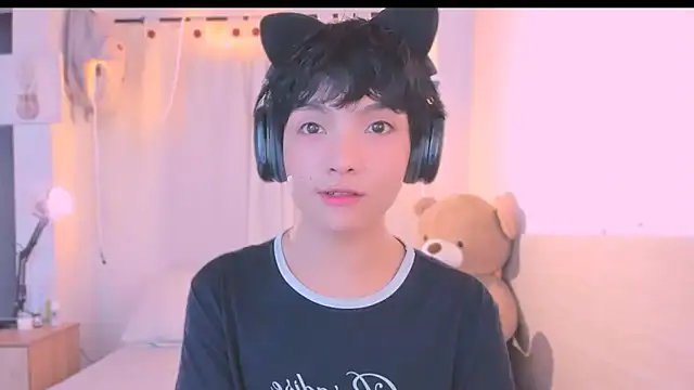 AllanYong18 online show from October 16, 2025, 7:09 am