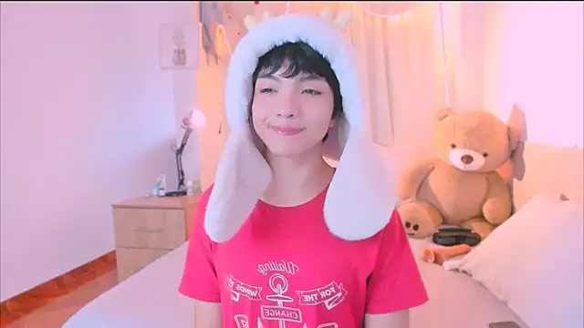 AllanYong18 online show from October 21, 2025, 1:01 pm