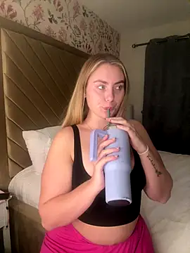 Snapshot of lucyRose_xoxox chatting on September 28, 2025, 6:13 pm lucyRose xoxox online show from September 28, 2025, 6:13 pm