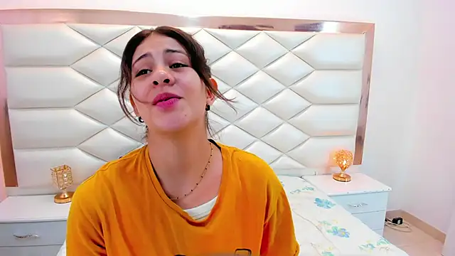 Snapshot of MiaQueen021 chatting on January 28, 2025, 12:32 pm MiaQueen021 online show from January 28, 2025, 12:32 pm