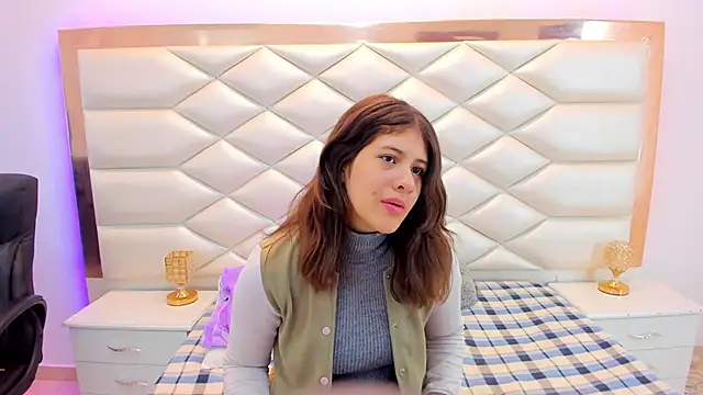 Snapshot of MiaQueen021 chatting on February 7, 2025, 12:28 pm MiaQueen021 online show from February 7, 2025, 12:28 pm