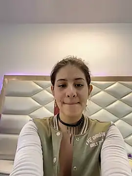 Snapshot of MiaQueen021 chatting on February 7, 2025, 6:45 pm MiaQueen021 online show from February 7, 2025, 6:45 pm