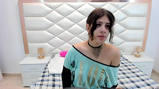 Snapshot of MiaQueen021 chatting on February 12, 2025, 12:22 pm MiaQueen021 online show from February 12, 2025, 12:22 pm