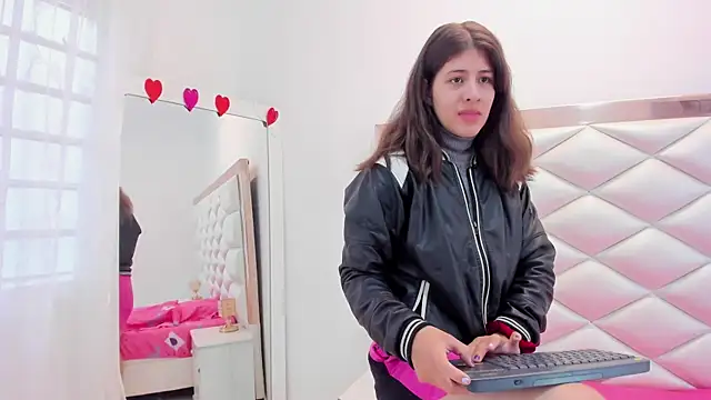 Snapshot of MiaQueen021 chatting on March 5, 2025, 12:33 pm MiaQueen021 online show from March 5, 2025, 12:33 pm