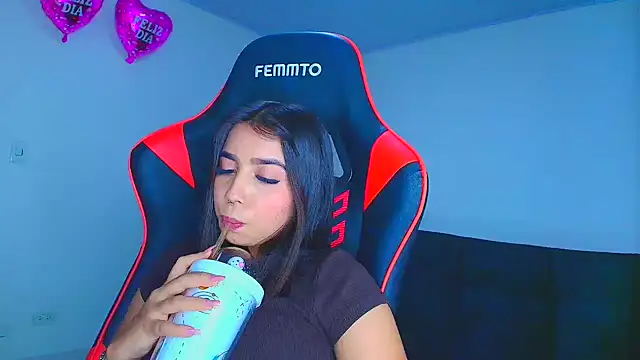 Snapshot of Rousse_violett chatting on October 15, 2025, 10:43 pm Rousse violett online show from October 15, 2025, 10:43 pm