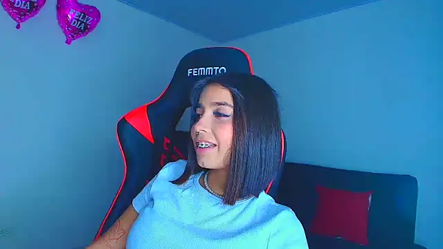 Snapshot of Rousse_violett chatting on October 18, 2025, 1:30 am Rousse violett online show from October 18, 2025, 1:30 am