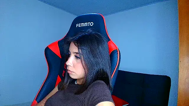 Snapshot of Rousse_violett chatting on November 4, 2025, 9:58 pm Rousse violett online show from November 4, 2025, 9:58 pm