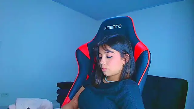 Snapshot of Rousse_violett chatting on November 6, 2025, 11:48 pm Rousse violett online show from November 6, 2025, 11:48 pm