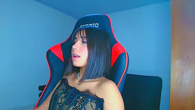 Snapshot of Rousse_violett chatting on November 9, 2025, 11:58 pm Rousse violett online show from November 9, 2025, 11:58 pm