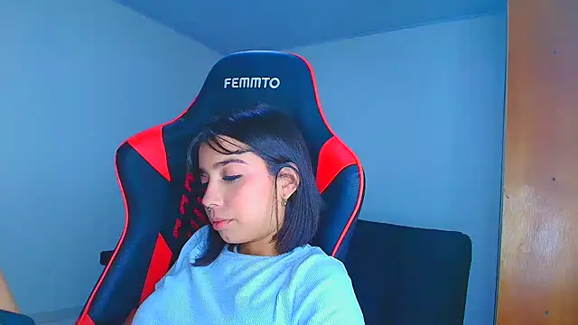 Snapshot of Rousse_violett chatting on November 12, 2025, 12:00 am Rousse violett online show from November 12, 2025, 12:00 am