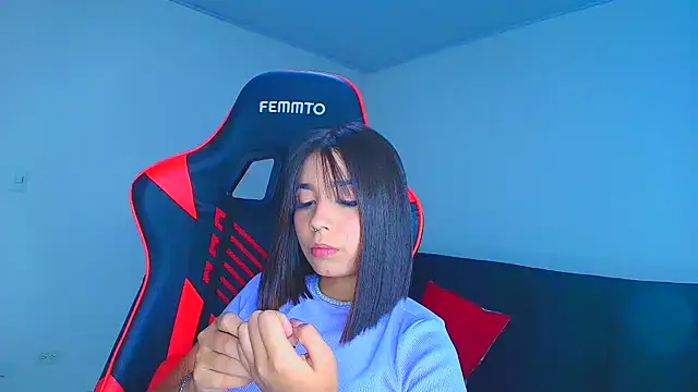 Snapshot of Rousse_violett chatting on November 20, 2025, 10:42 pm Rousse violett online show from November 20, 2025, 10:42 pm