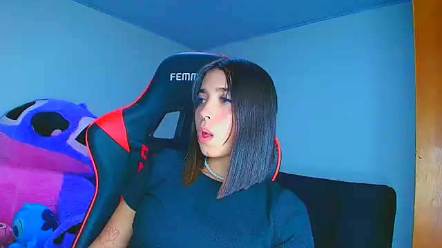 Snapshot of Rousse_violett chatting on November 25, 2025, 12:21 am Rousse violett online show from November 25, 2025, 12:21 am