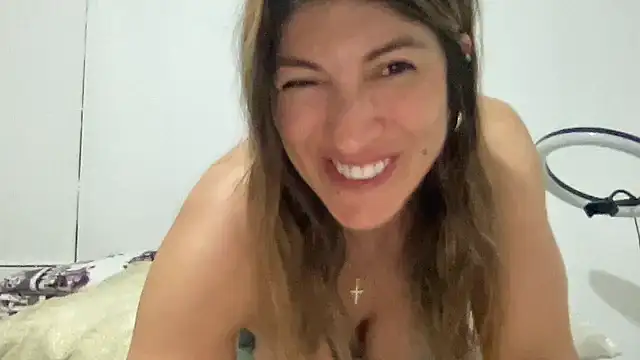 LunaBeya online show from September 18, 2025, 12:29 pm