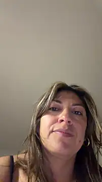 Snapshot of LunaBeya chatting on April 6, 2026, 4:21 am LunaBeya online show from April 6, 2026, 4:21 am