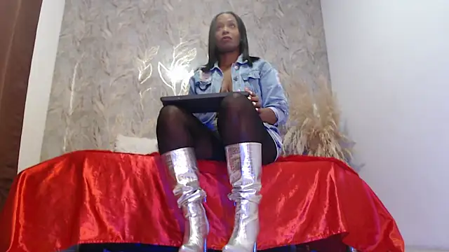 RAICHELLCOOPER1 online show from November 30, 2025, 12:09 pm