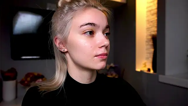 ileanacampbe online show from January 21, 2025, 4:32 am