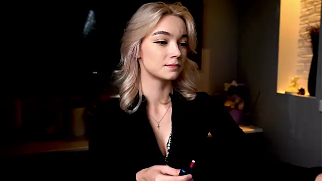 ileanacampbe online show from January 28, 2025, 5:00 am