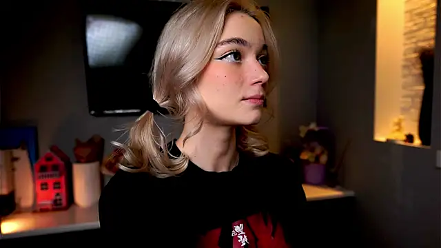 ileanacampbe online show from January 29, 2025, 4:26 am