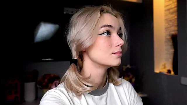 ileanacampbe online show from January 30, 2025, 4:48 am