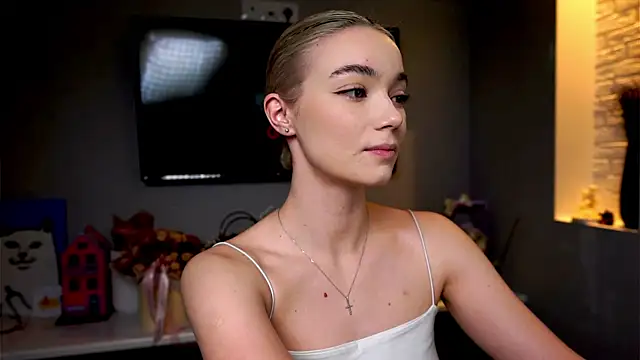 ileanacampbe online show from February 3, 2025, 5:07 am