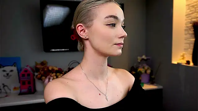 ileanacampbe online show from February 3, 2025, 8:13 am